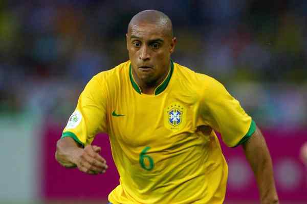 Roberto Carlos – Cú đá cong không tưởng vào lưới Pháp (1997)