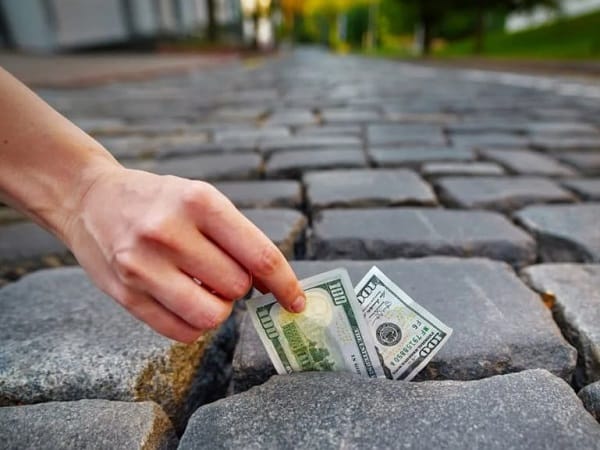 Nằm mơ thấy nhặt được tiền là điềm gì, là tốt hay xấu?