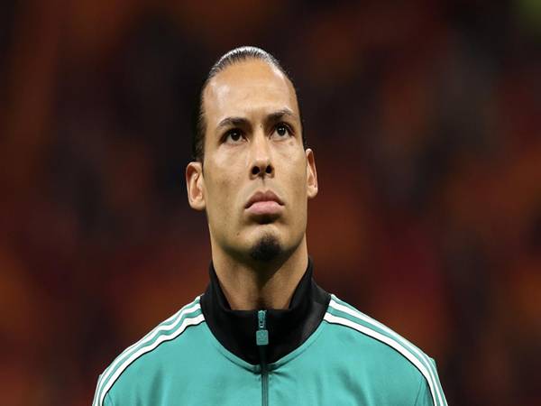 Tin Liverpool: Van Dijk có nguy cơ bị treo giò trận lượt về